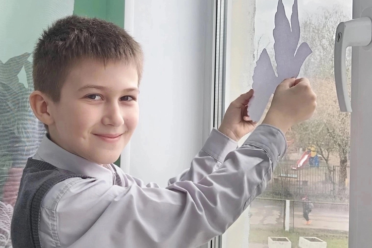 Окна ленинградских школ, детсадов и колледжей украсили к празднику Победы