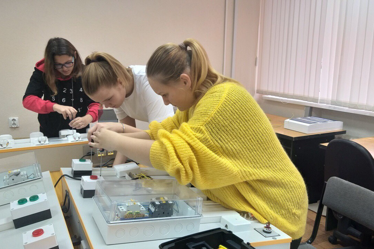 От робототехники до гончарного дела: ленинградские школьники пробуют себя в профессиях