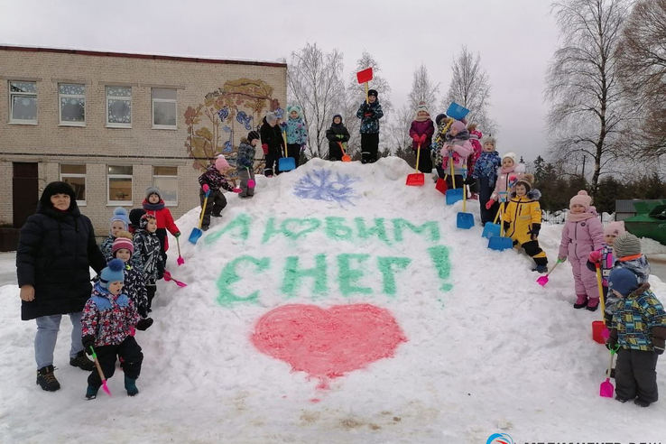 Обучающиеся Лесколовского центра образования - на страже снегоуборки