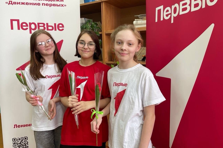 Юные ленинградцы поздравлили мам и педагогов