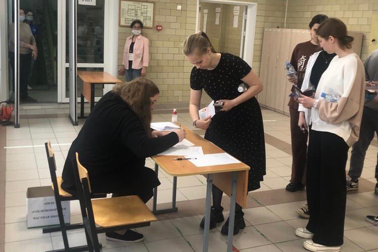 Ленинградские выпускники сдают ЕГЭ по математике базового уровня