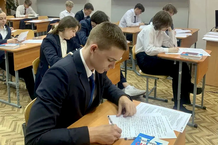 Школьники Ленобласти написали репетиционное сочинение и изложение