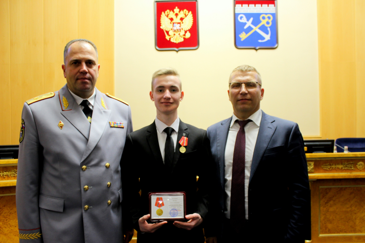 27 декабря, в День спасателя МЧС России, в Правительстве Ленинградской области были вручены ведомственные награды гражданам, совершившим героические поступки.