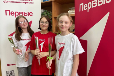 Юные ленинградцы поздравлили мам и педагогов