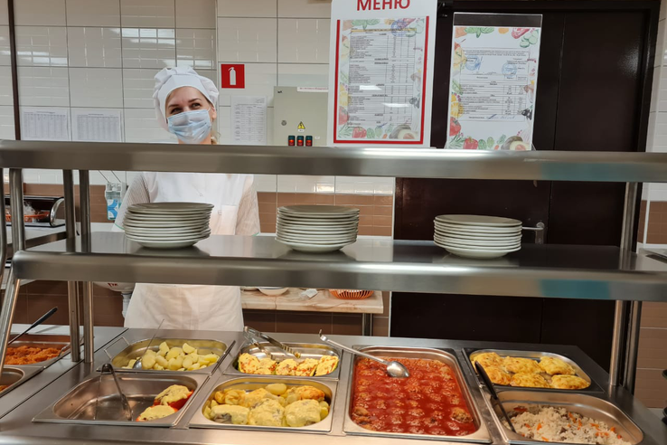 «Ленинградский ревизорро» выясняет секреты школьной кухни