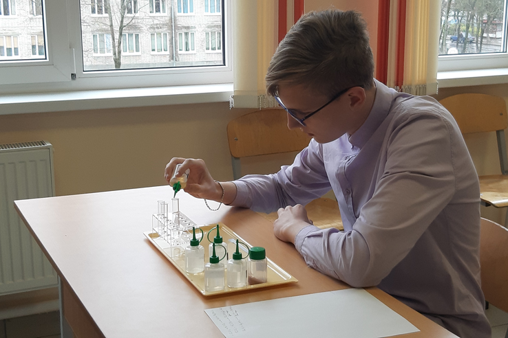 Девятиклассники Ленинградской области участвуют в тренировке эксперимента ОГЭ по химии
