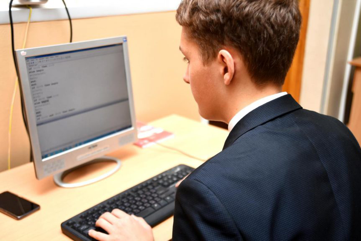 Около 700 школьников региона приняли участие в тренировочном ЕГЭ по информатике в компьютерной форме