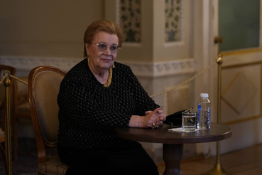 Зоя Найдёнова принимает поздравления с юбилеем