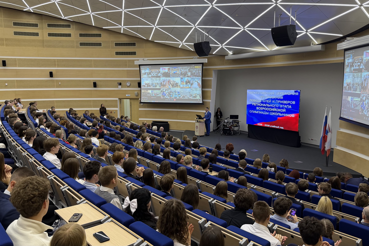 Одарённым школьникам региона - заслуженные награды