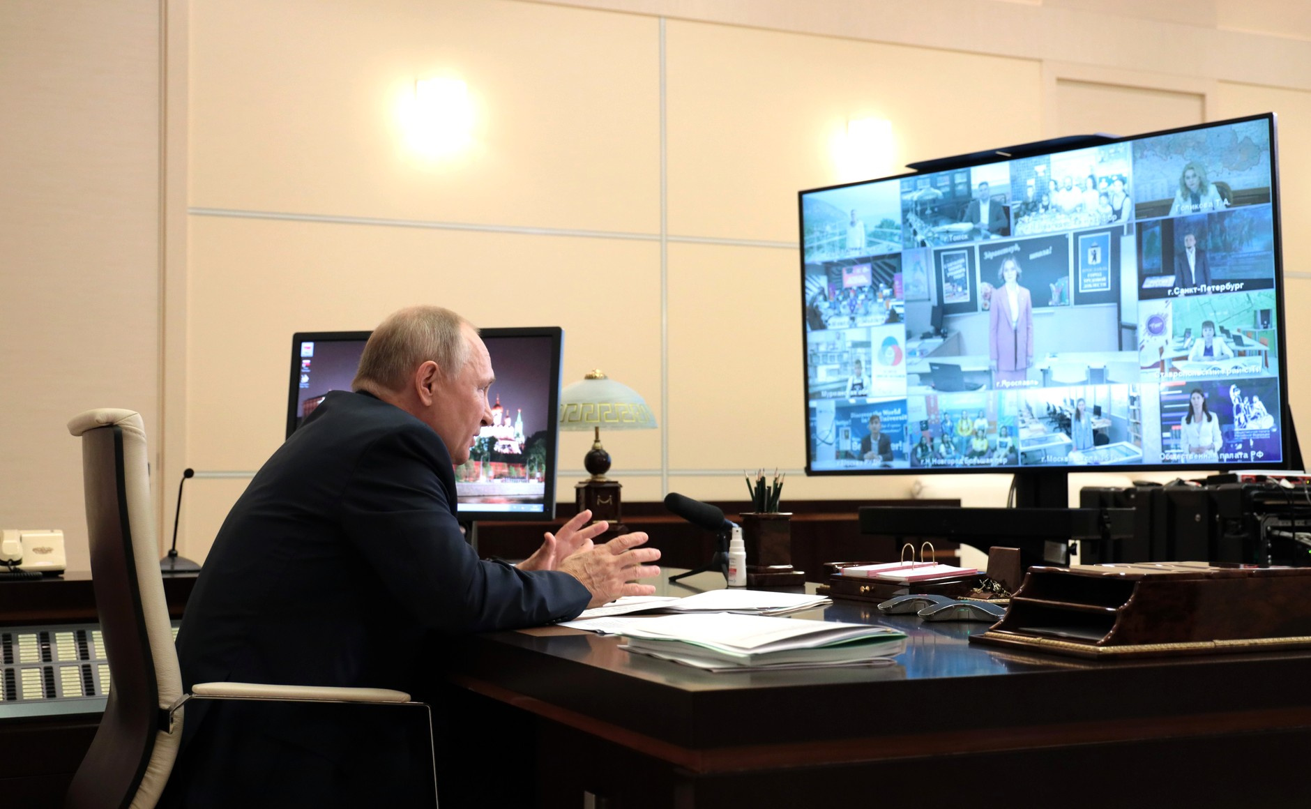 Владимир Владимиров в режиме видеоконференцсвязи