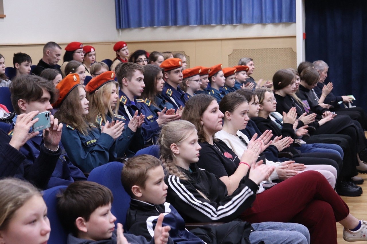 Каска пожарного для детей. Пожарный иллюстрация. Соревнования юных пожарных и спасателей. Пожарные и спасатели. Юный пожарный.